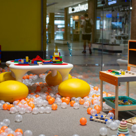 Зона для малышей с конструктором и Lego-столом